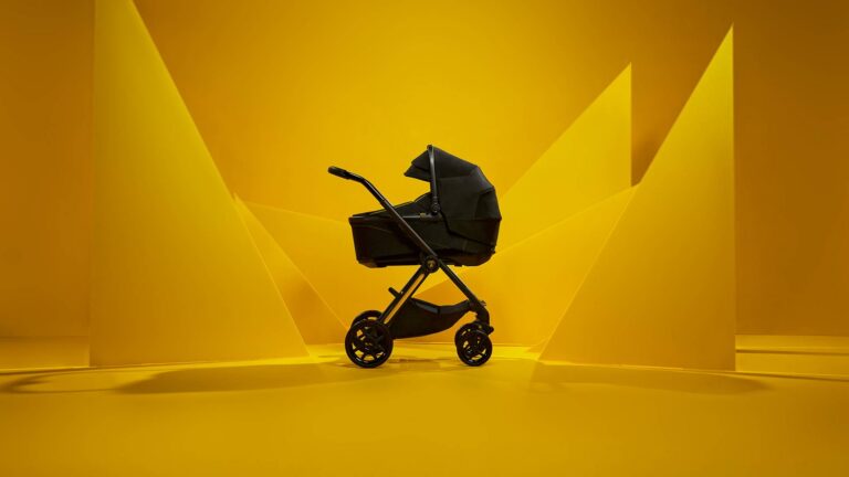 ランボルギーニのデザインを反映した、黄色い多面的な形状のベビーカー「Reef AL Giallo」の製品画像。