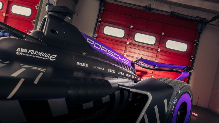 ポルシェが発表した、次世代フォーミュラEレーシングカー「975 RSE」の車両外観。