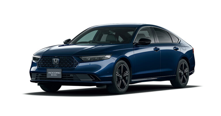 フロントグリルやガーニッシュが車体色で統一された、ホンダ「ACCORD」の改良モデルの外観。