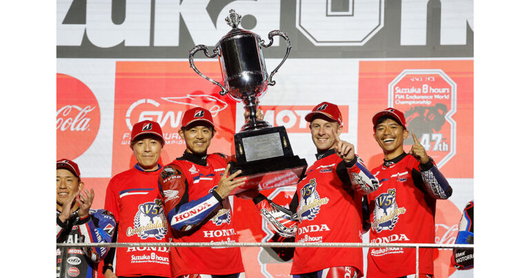 鈴鹿8耐で5連覇を達成したHonda HRCのライダーたちが、優勝を祝して喜びを分かち合う様子。