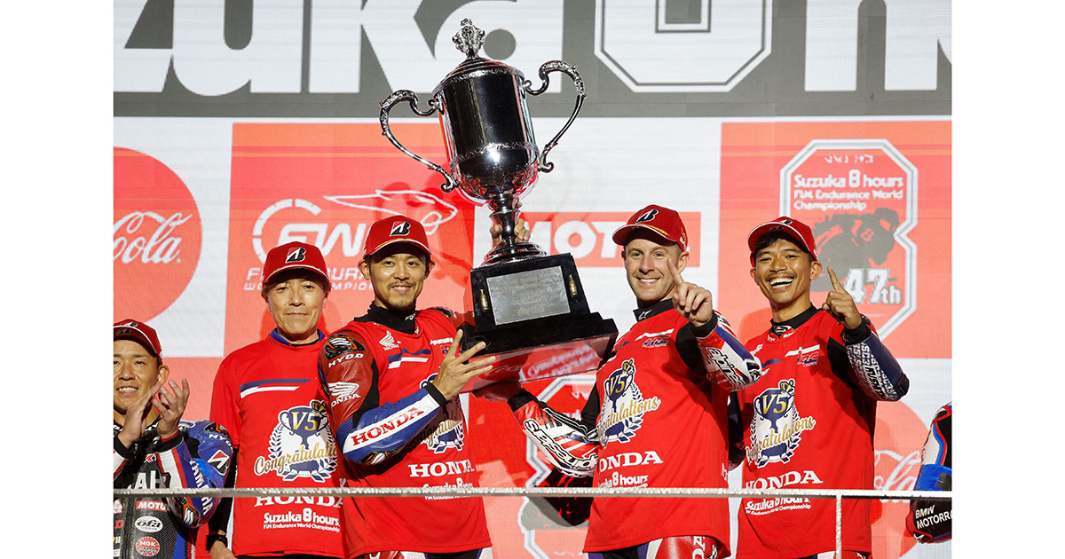鈴鹿8耐で5連覇を達成したHonda HRCのライダーたちが、優勝を祝して喜びを分かち合う様子。
