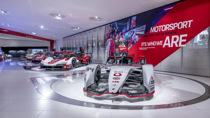 ポルシェ博物館で開催されているモータースポーツ75周年展の展示風景。