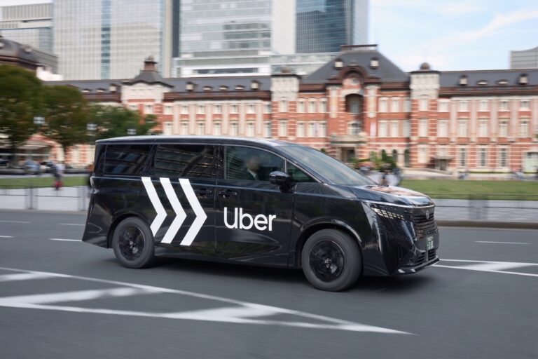 Uber プレミアムの対象車両として導入された、日産の新型エルグランドの車両外観。