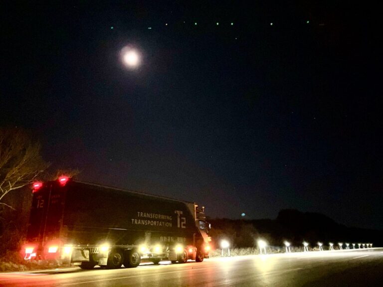 パナソニック エレクトリックワークスとT2による、自動運転トラックの夜間走行における白線認識距離の向上に関する実証実験のリリース画像。
