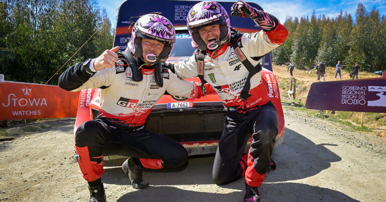 WRC第12戦で優勝したオリバー・ソルベルグが、GR YARIS Rally1の車内でガッツポーズをしている様子。