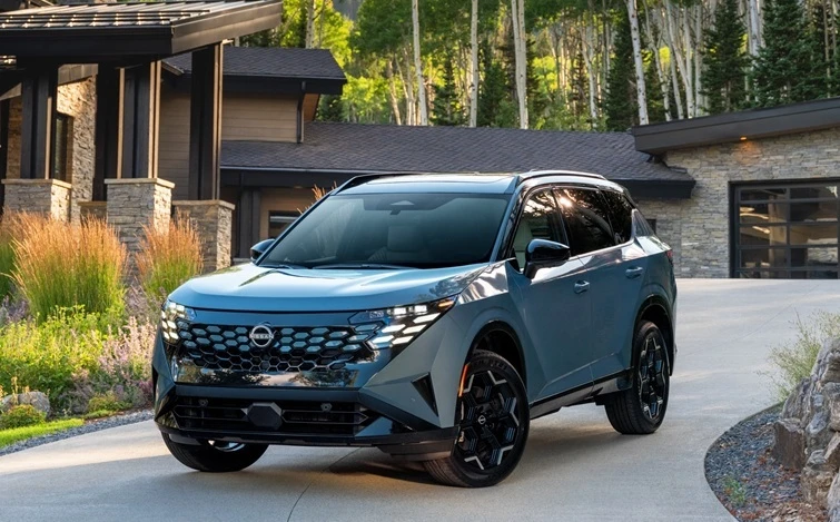 新型日産ローグ ハイブリッドのフロントビュー。