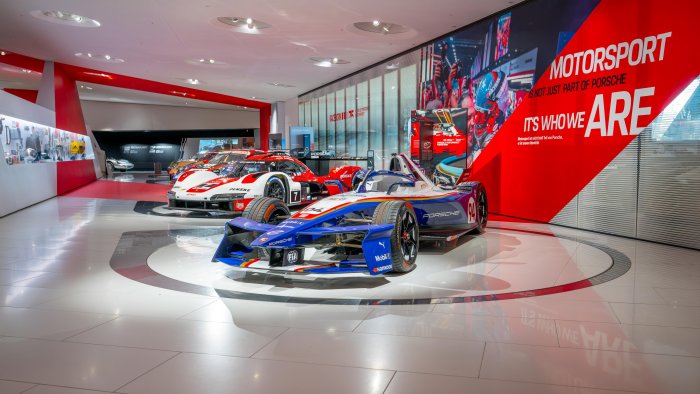 ポルシェ・ミュージアムに展示された、1980年代のカラーリングをモチーフにしたFormula E参戦車両の99X Electric。